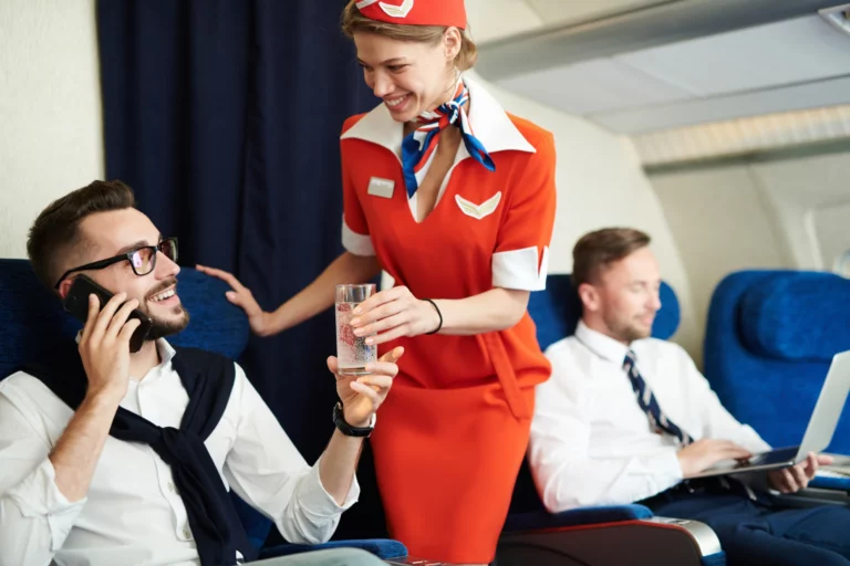 une hôtesse de l'air sert un passager d'un avion